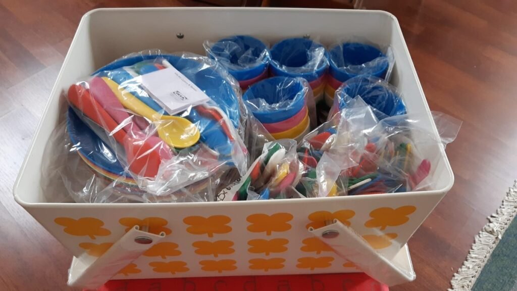 Feste di compleanno a rifiuti zero con la Stoviglioteca cassetta stoviglioteca